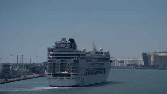 Zarpa el barco atracado en Barcelona