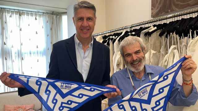 El modista Lorenzo Caprile con el alcalde Albiol y el pañuelo de las Festes de Maig de Badalona
