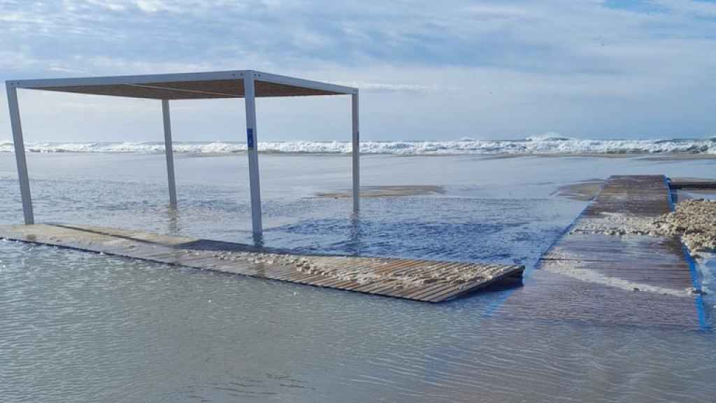 Una de las pasarelas afectada por el temporal Nelson de la playa de Castelldefels