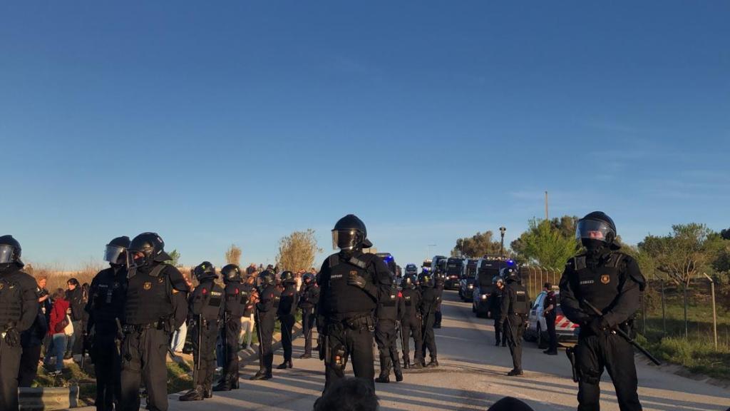 Mossos d'Esquadra desplegados durante la protesta en Brians 1 el jueves 4 de abril