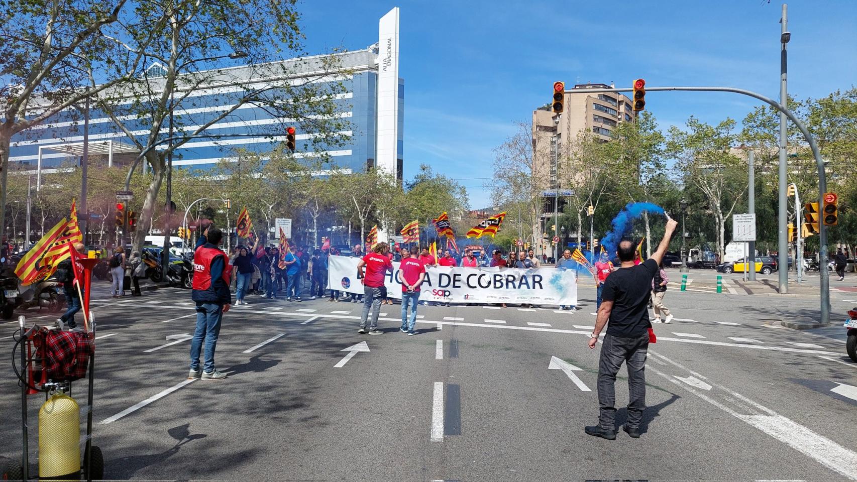 Los agentes que se han manifestado a su paso por la avenida Diagonal