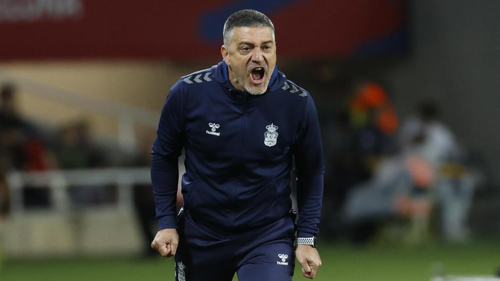 García Pimienta, durante el Barça-Las Palmas en Montjuïc