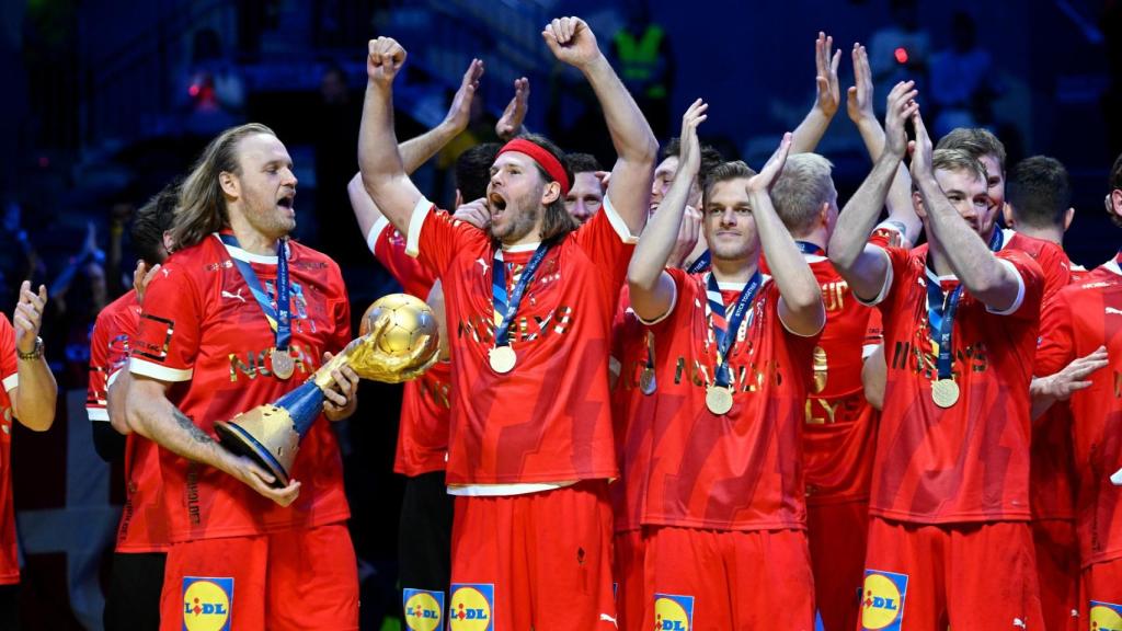 Mikkel Hansen, con la cinta roja, campeón del mundo con Dinamarca en 2023