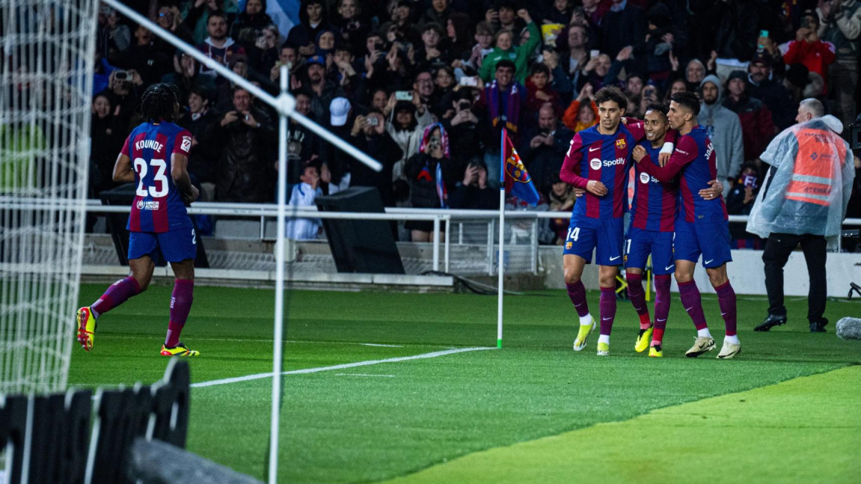 Los jugadores del Barça celebran el gol de Raphinha contra Las Palmas