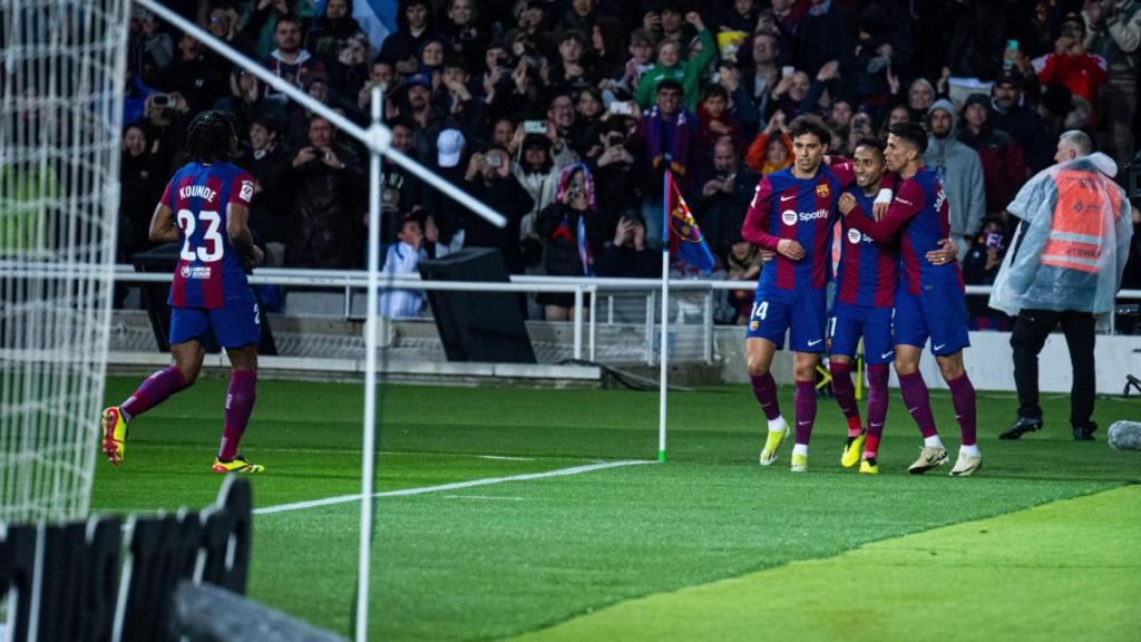 Los jugadores del Barça celebran el gol de Raphinha contra Las Palmas