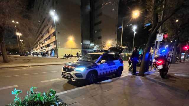Patrulla de los Mossos d'Esquadra en el barrio de La Mina de Sant Adrià de Besòs