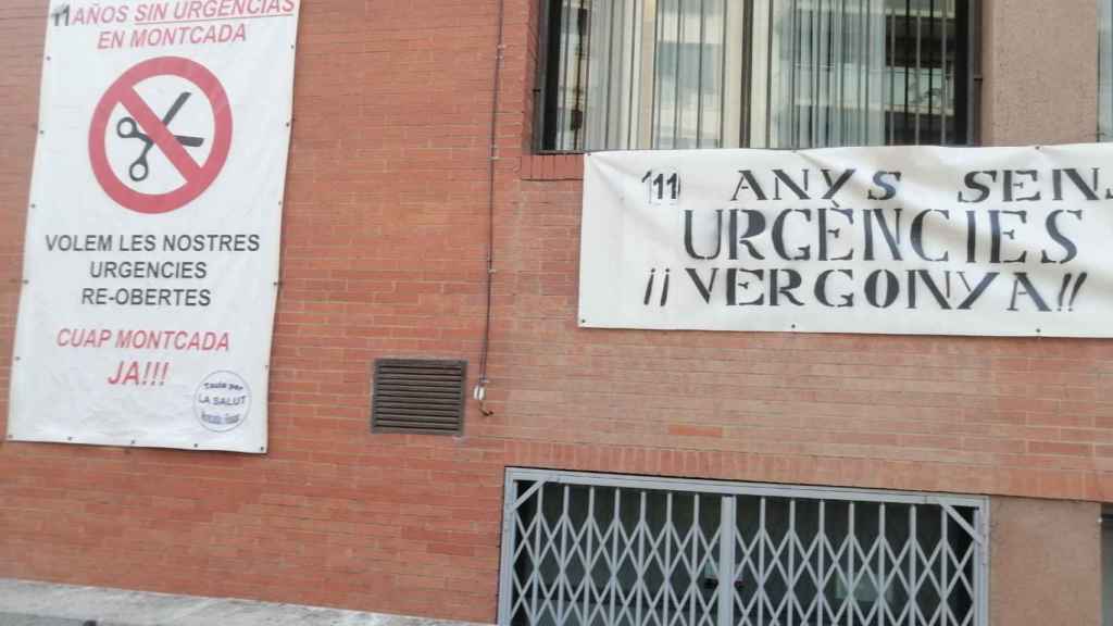 Pancartas que reclaman el retorno de las urgencias nocturnas en el CAP de Montcada i Reixac