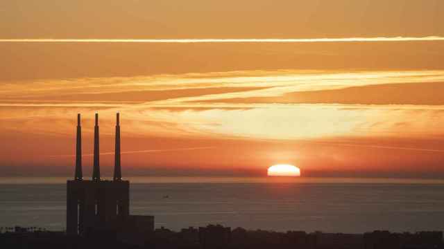 Amanecer en Barcelona con las Tres Chimeneas de Sant Adrià