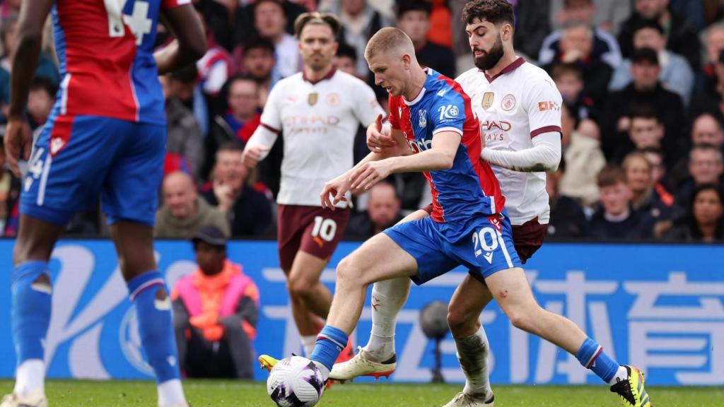 Josko Gvardiol pugna con Adam Wharton en el Crystal Palace-Manchester City