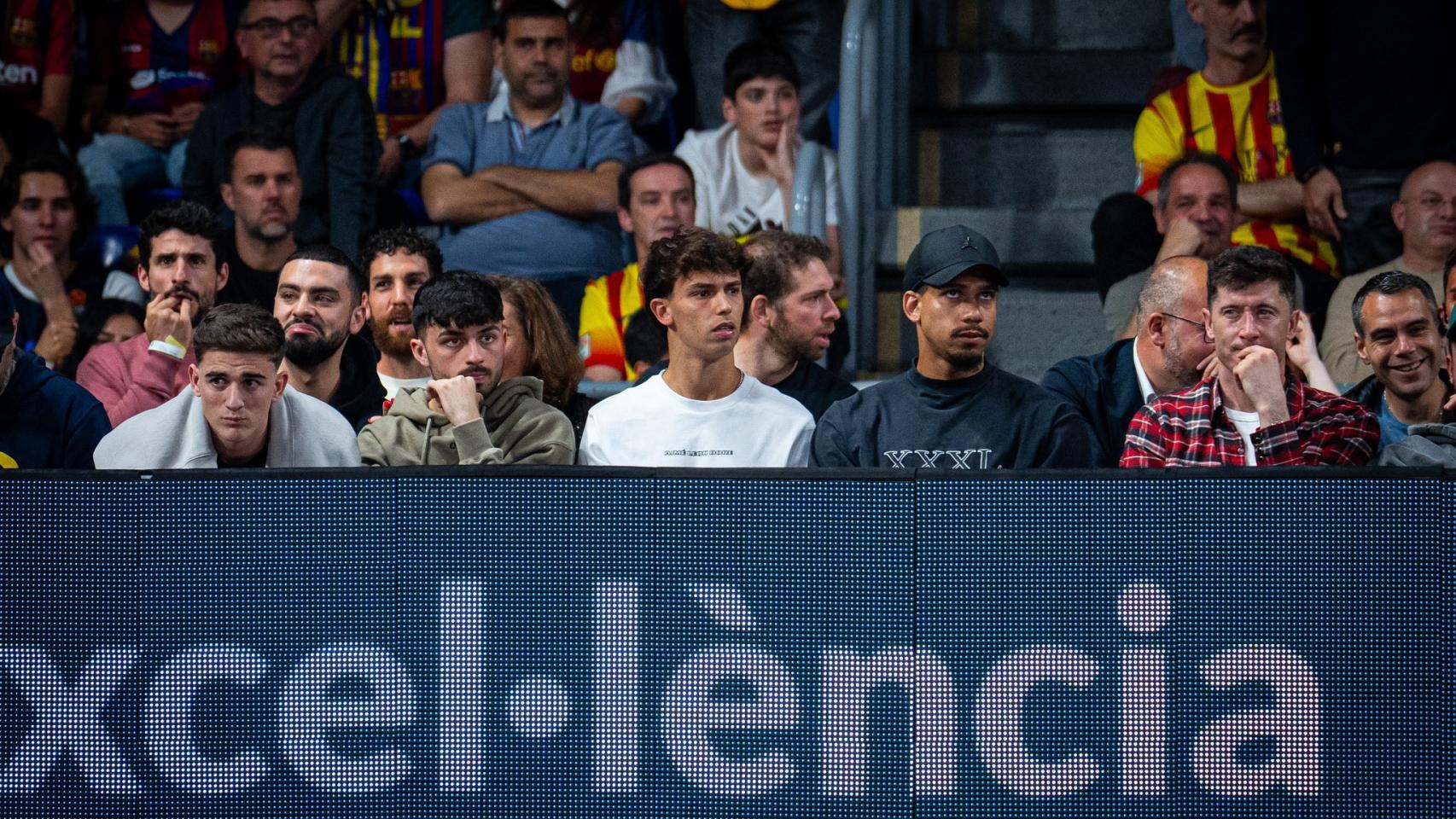 Gavi, Pedri, Joao Félix, Ronald Araujo y Robert Lewandowski, en el Palau para seguir el clásico de basket