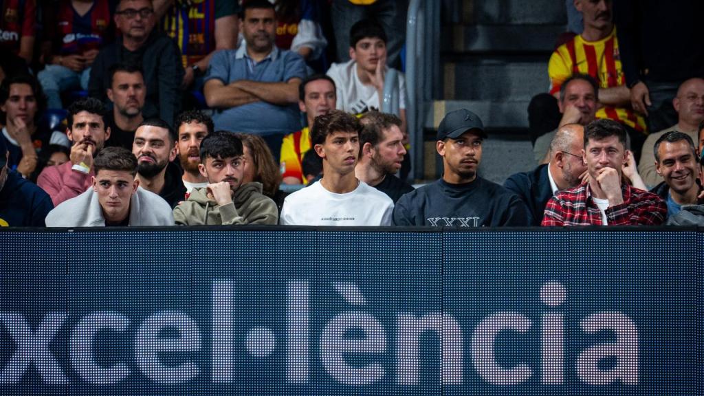 Gavi, Pedri, Joao Félix, Ronald Araujo y Robert Lewandowski, en el Palau para seguir el clásico de basket