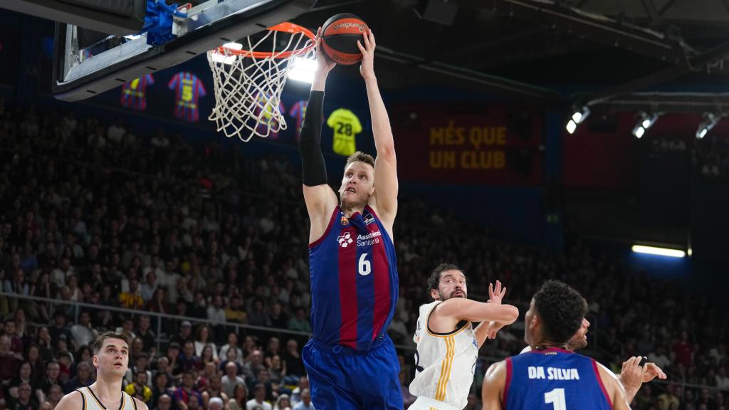 Jan Vesely convierte un mate en el clásico de basket