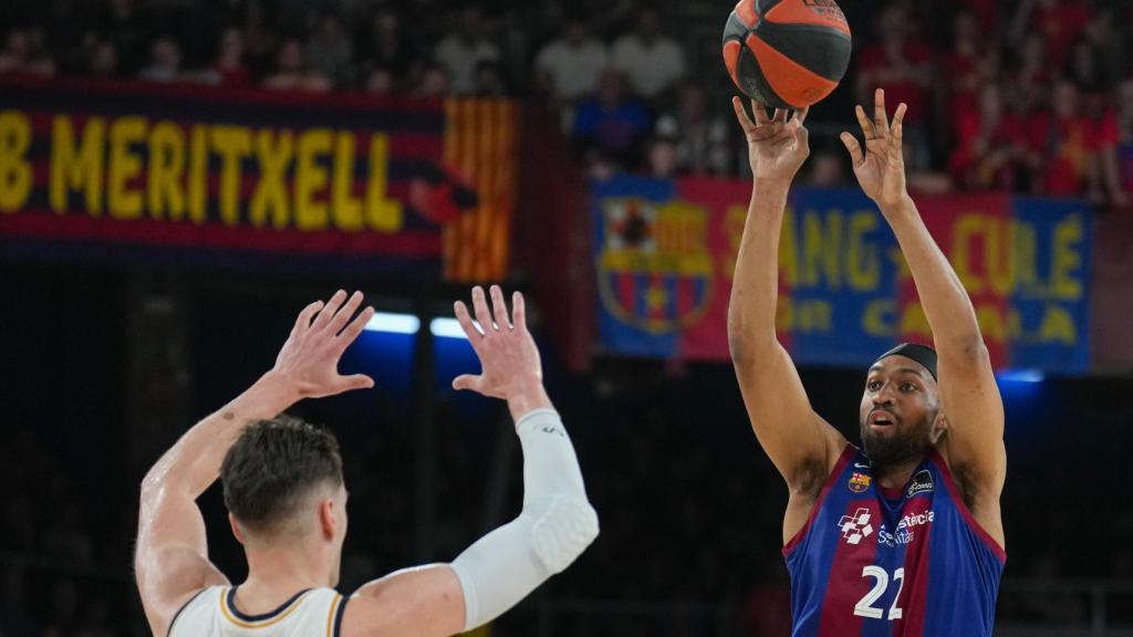 Jabari Parker lanza a canasta en el clásico de basket