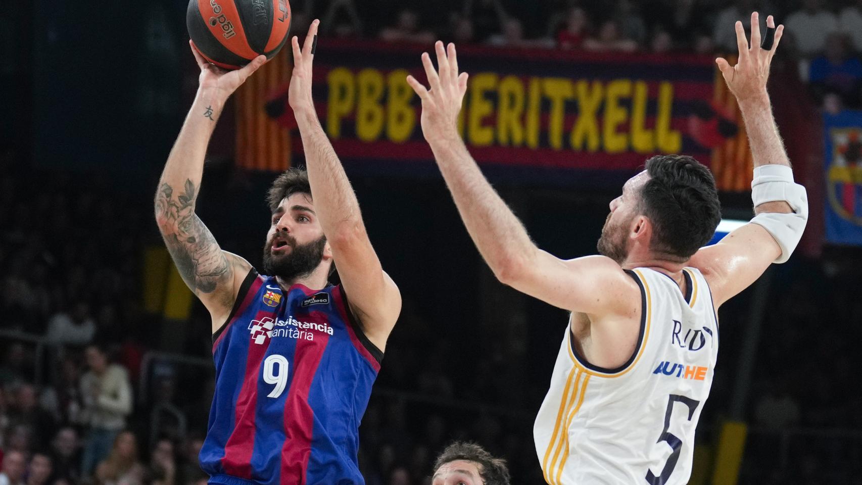 Ricky Rubio lanza a canasta, punteado por Rudy Fernández en el clásico de basket