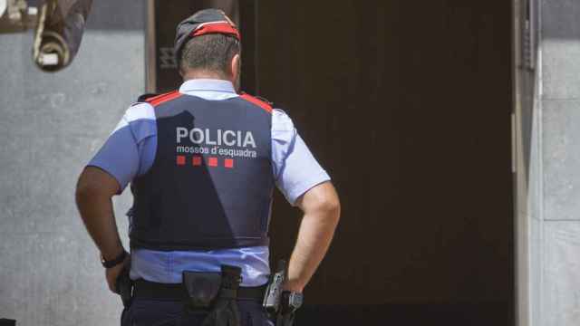 Un agente de los Mossos d'Esquadra en una operación