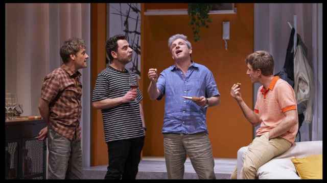 Escena de ‘El Favor’, la obra teatral que reflexiona sobre la amistad perdida