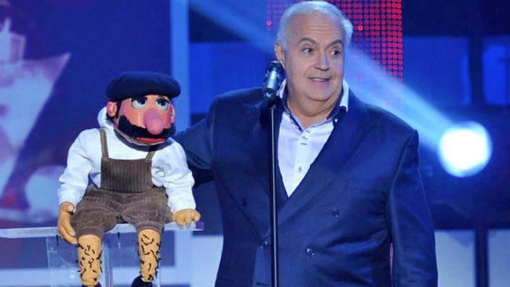 José Luis Moreno, productor de TVE y ventrílocuo, con uno de sus muñecos
