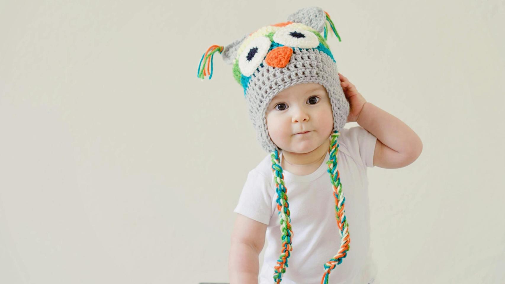 Una niña con un original sombrero