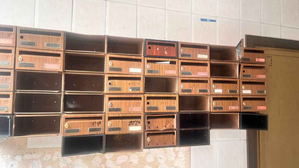 Los buzones reventados del número 16 de la calle de Còrdova