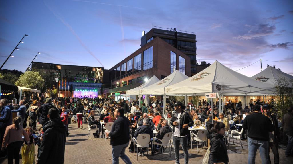 Imagen de archivo de una feria gastronómica en Gavà, frente al Ayuntamiento