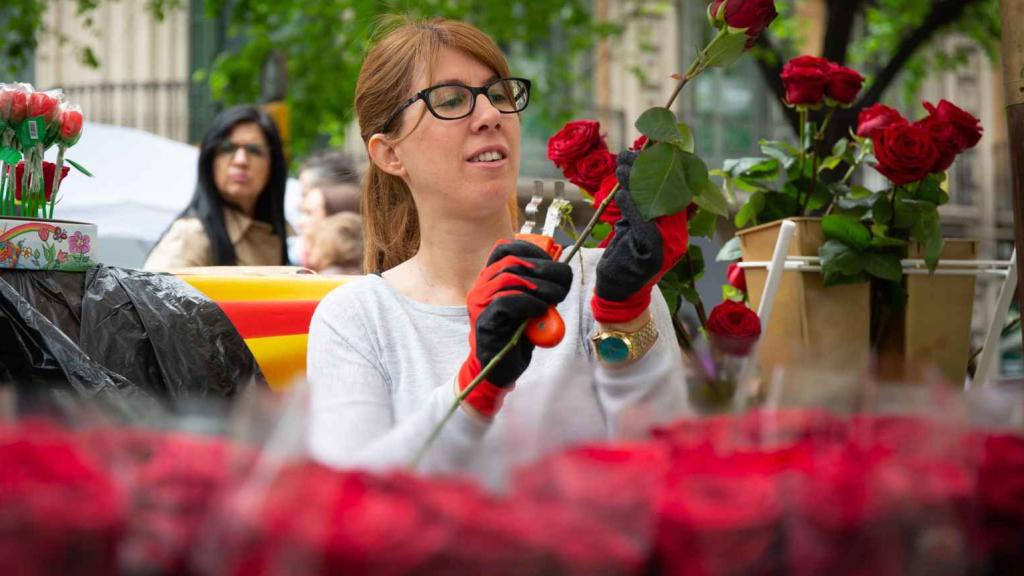 Una paradista de rosas en una edición de Sant Jordi