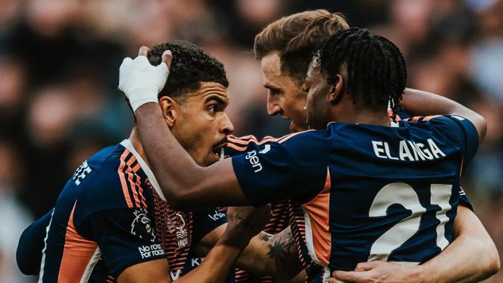 Los jugadores del Nottingham Forest festejan un gol contra el Tottenham