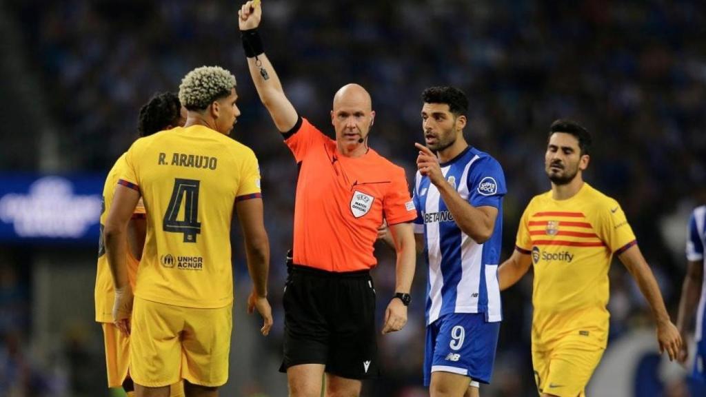 Anthony Taylor arbitrando el Oporto-Barça de 2023