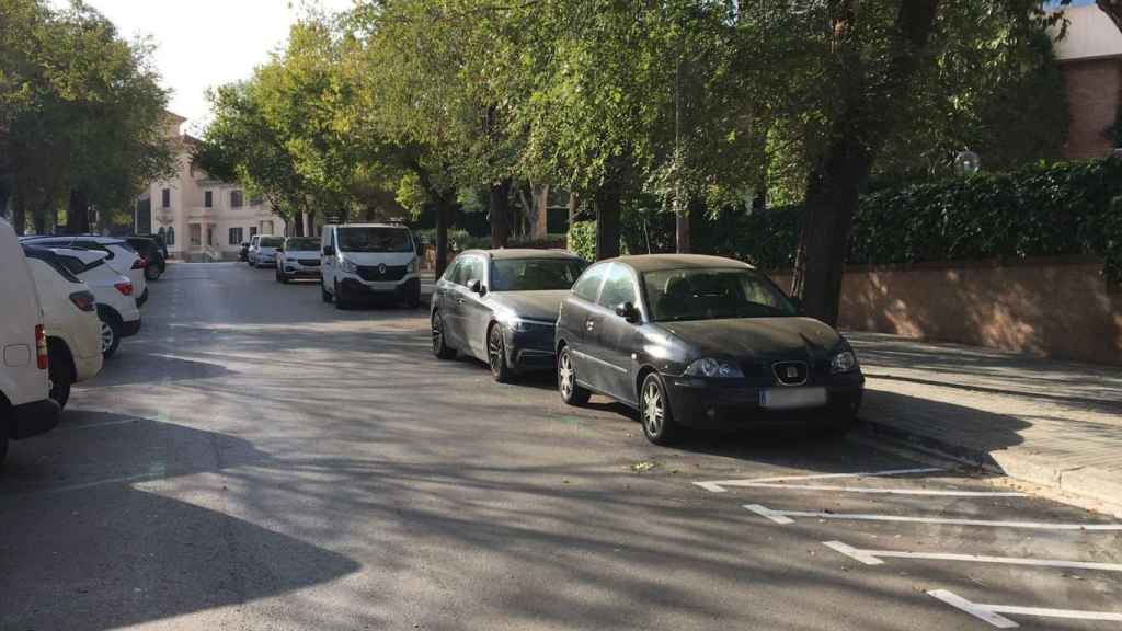 Vehículos estacionados en el área verde de Zona Universitària