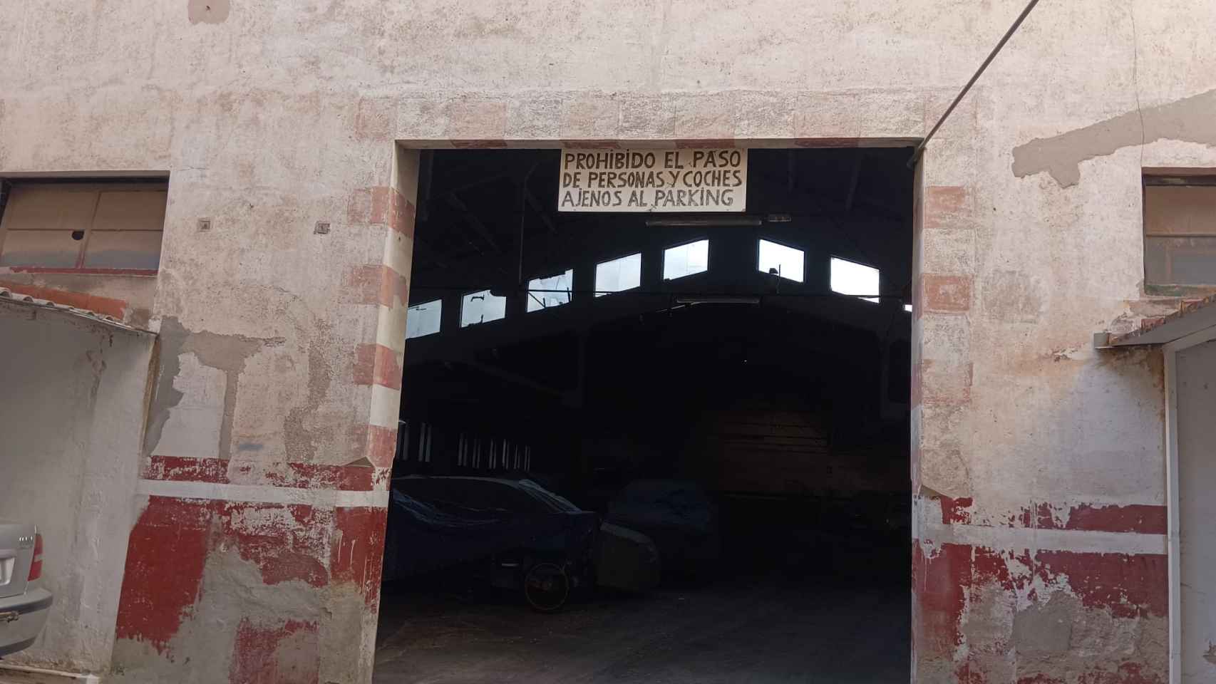 Entrada del parking conflictivo del Raval