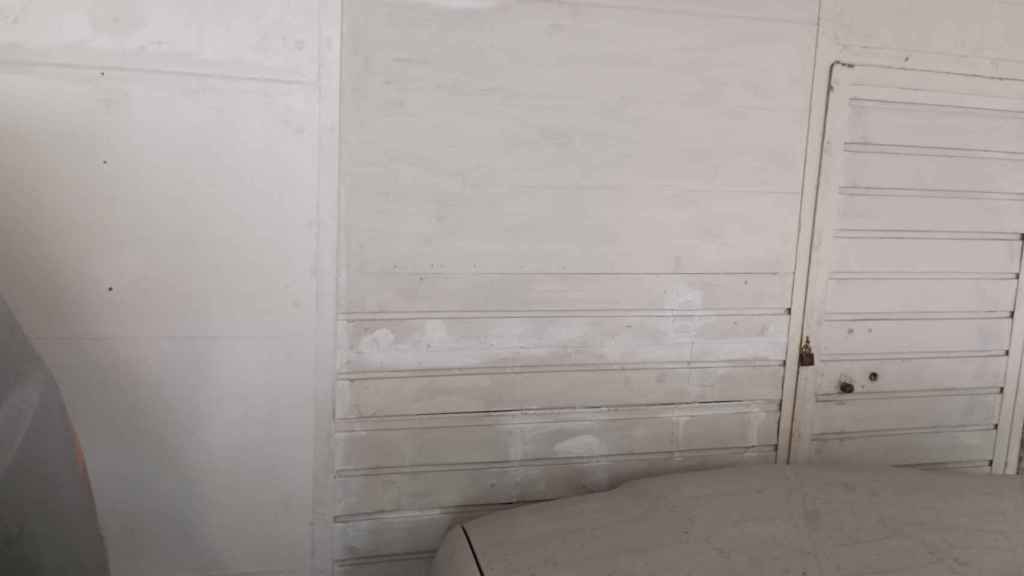 La puerta de uno de los zulos