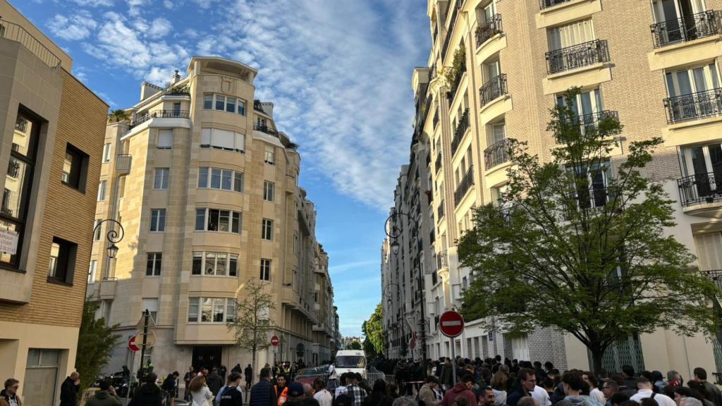 Aglomeraciones en la calle Tourelle, acceso restringido al Parque de los Príncipes para la afición francesa