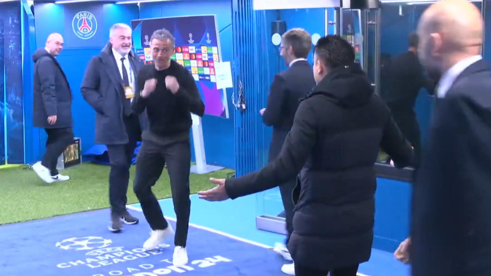 Luis Enrique y Xavi Hernández bromean al saludarse en el PSG-Barça