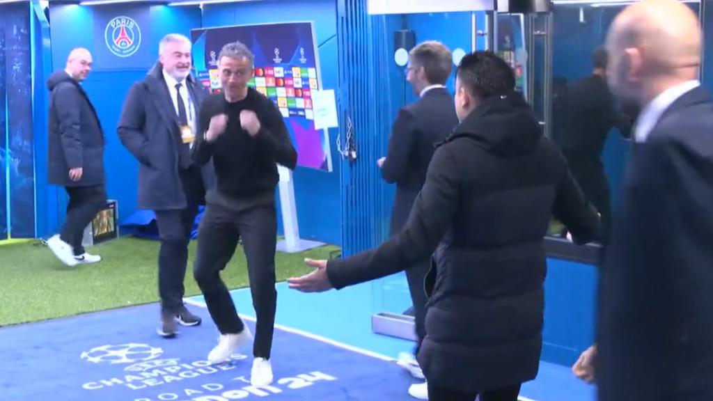Luis Enrique y Xavi Hernández bromean al saludarse en el PSG-Barça