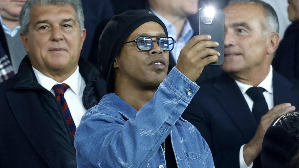Ronaldinho, con Joan Laporta y Rafa Yuste en el PSG-Barça