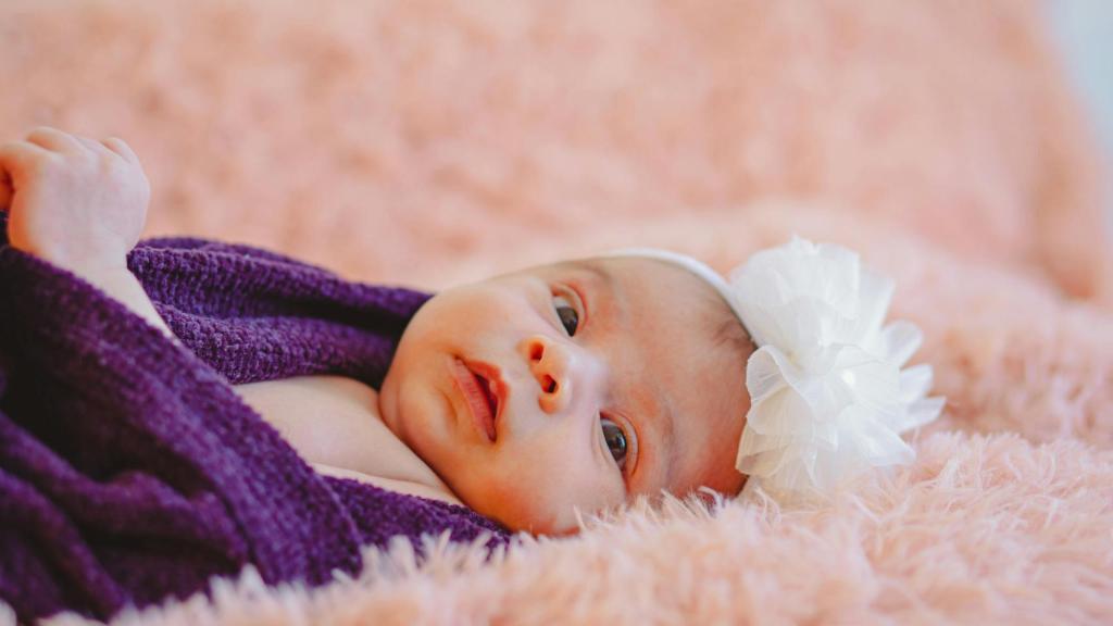 Una bebé acostada