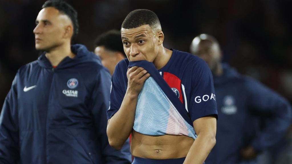 Kylian Mbappé, visiblemente frustrado, tras el partido contra el Barça