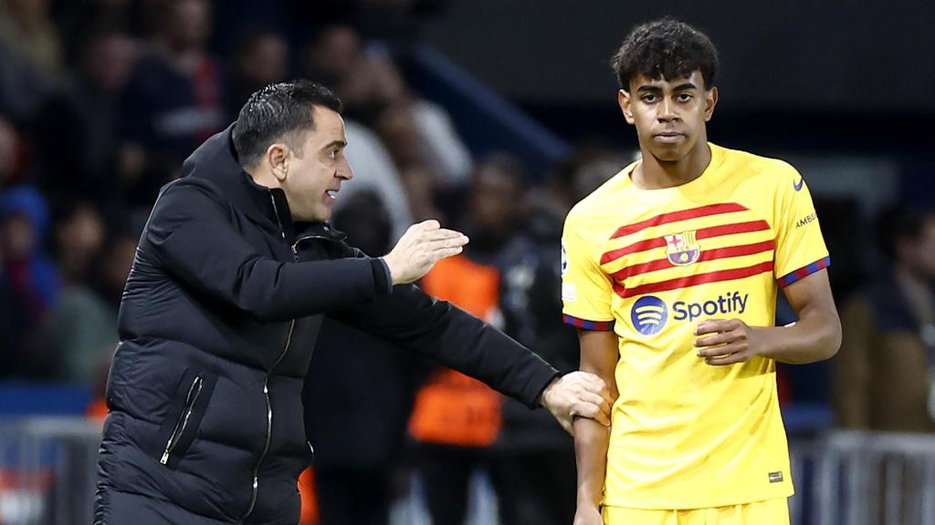 Xavi da instrucciones a Lamine Yamal