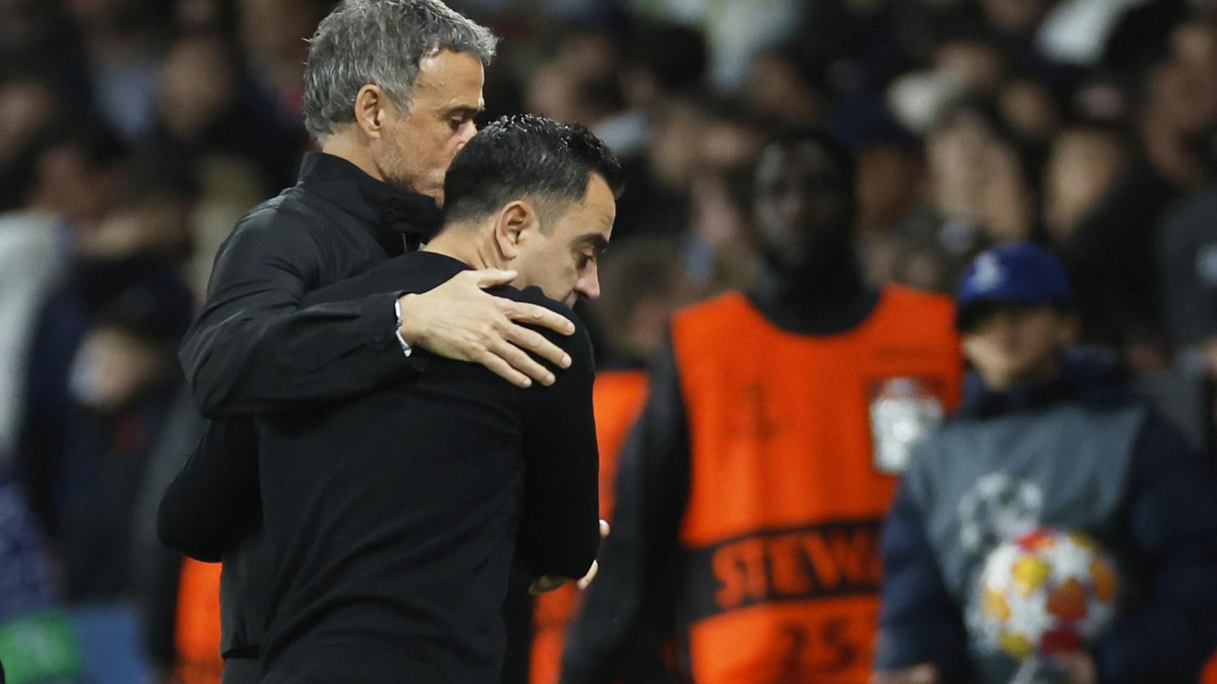 Xavi y Luis Enrique se saludan al acabar el partido