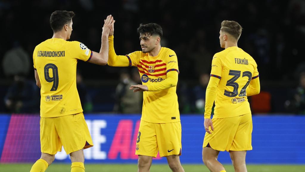 Pedri, Lewandowski y Fermín se felicitan tras vencer al PSG en Champions