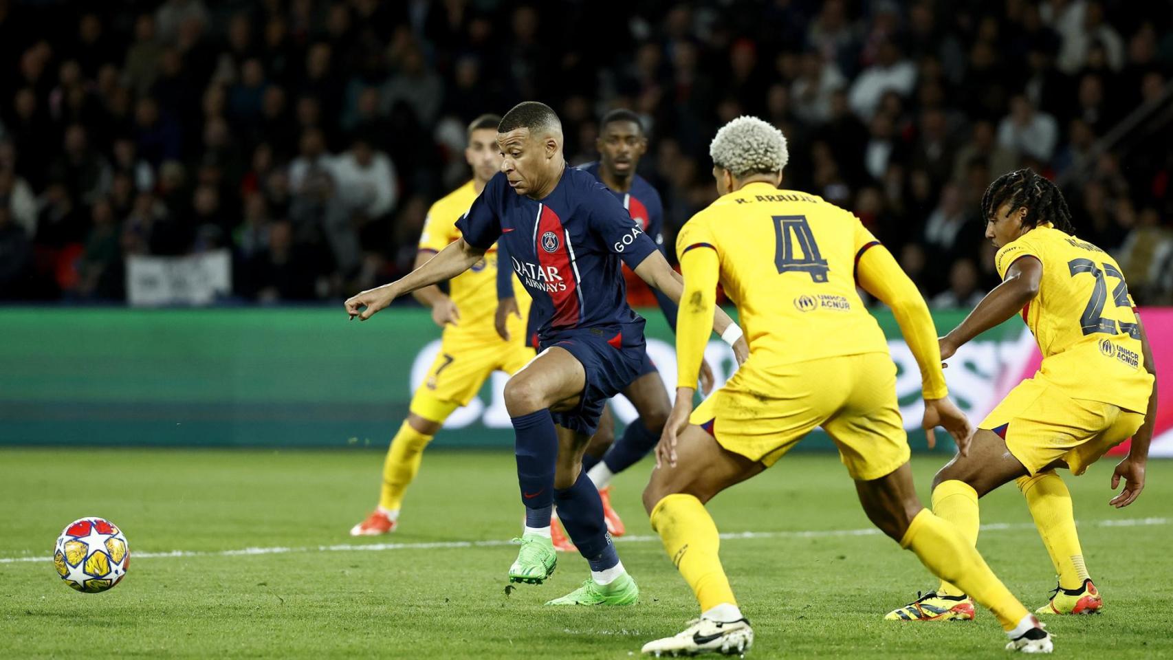 Ronald Araujo y Jules Koundé marcan a Kylian Mbappé