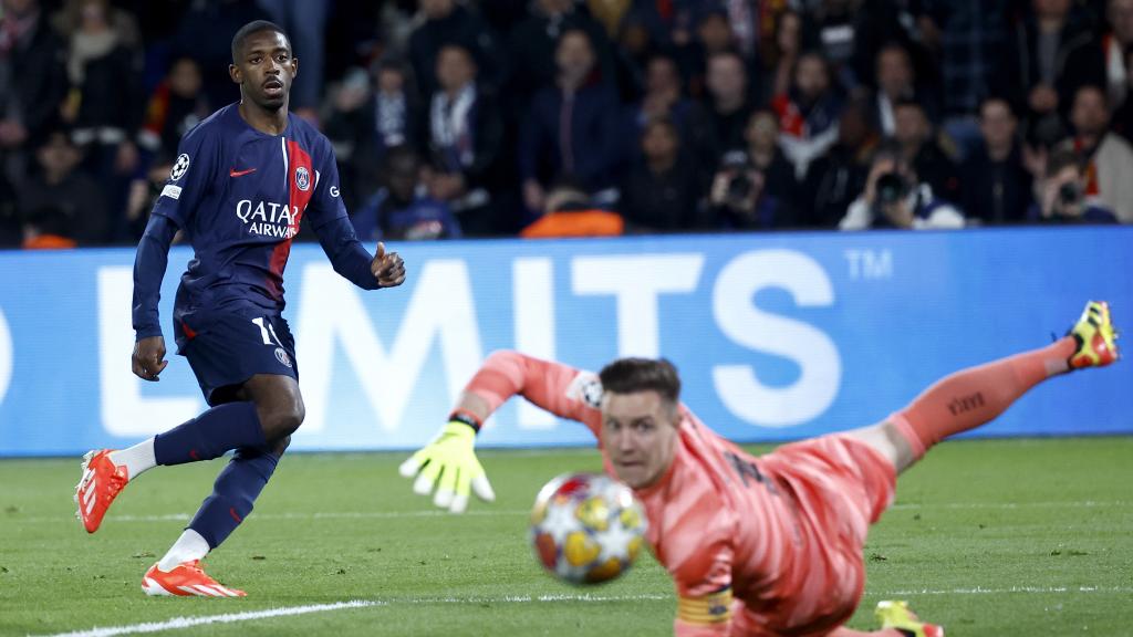 Ter Stegen se estira para desviar un tiro cruzado de Dembelé en el PSG-Barça