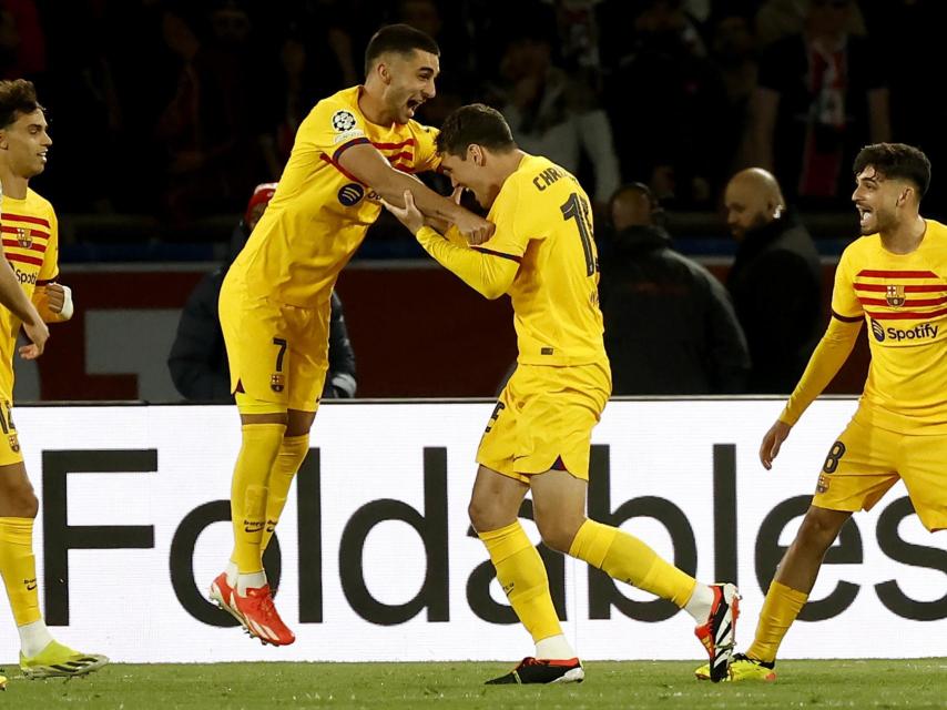 Andreas Christensen y Ferran Torres, exultantes tras el gol de la victoria del Barça en París