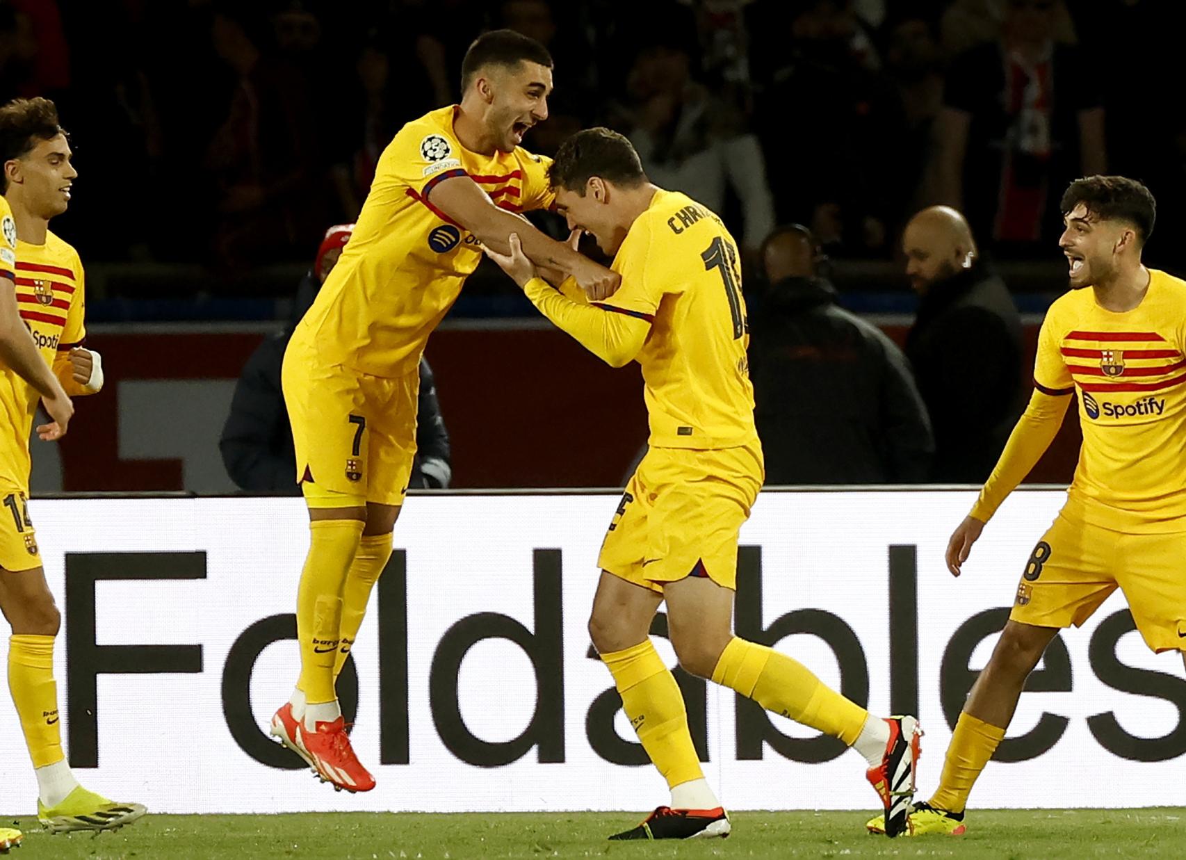 Andreas Christensen y Ferran Torres, exultantes tras el gol de la victoria del Barça en París