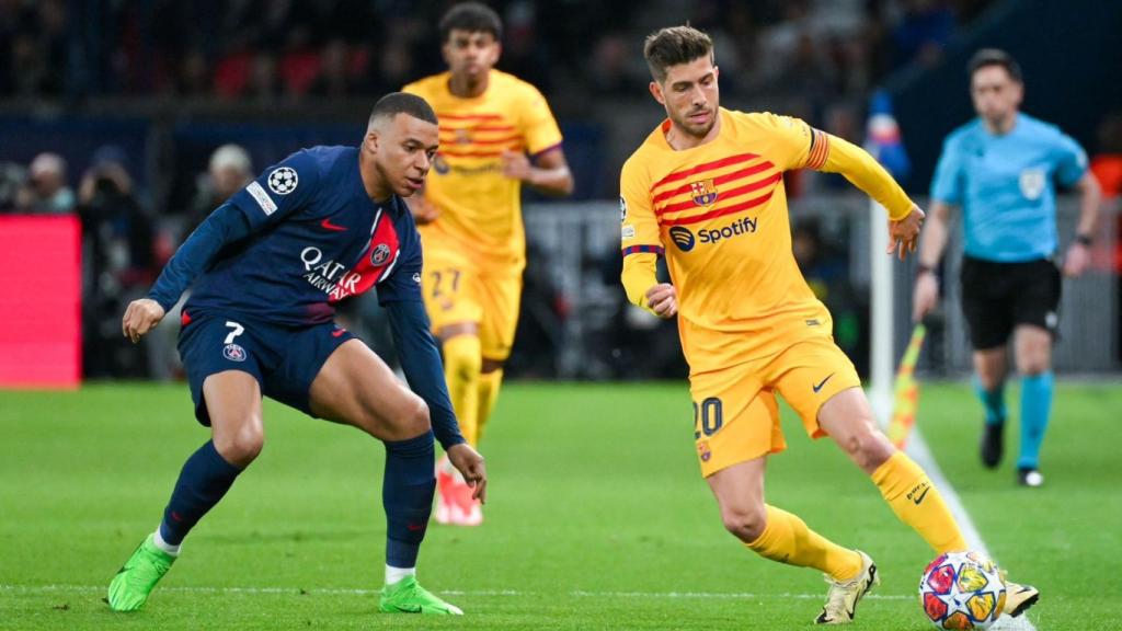 Sergi Roberto conduce el balón en el PSG-Barça, presionado por Kylian Mbappé