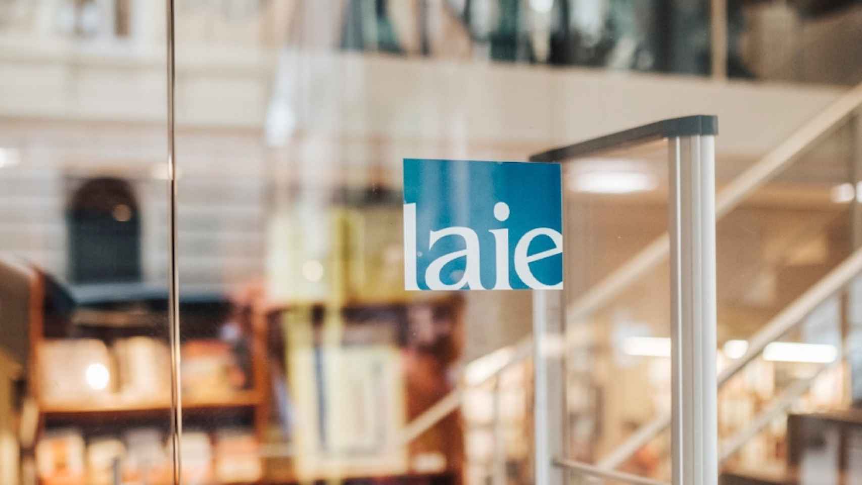 Logo de la librería Laie en la calle Pau Claris