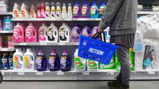 Una persona comprando en el supermercado ‘low-cost’ Action, en Barcelona