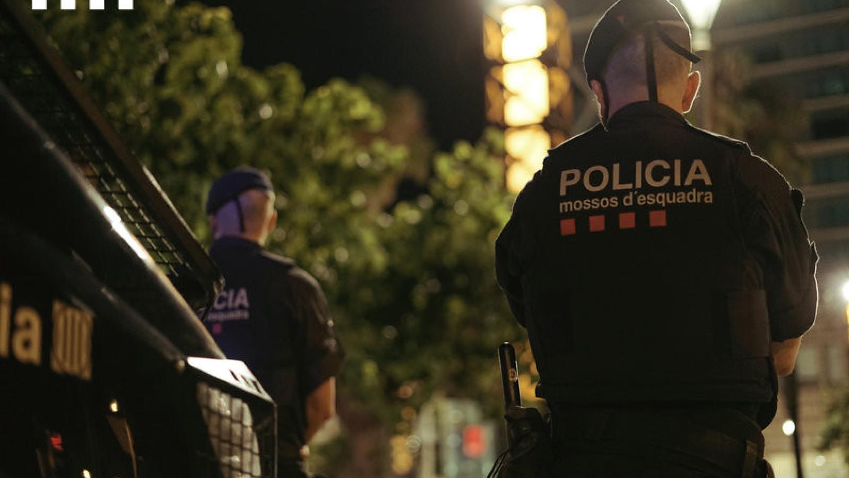 Imagen de dos agentes de la Brigada Móvil de los Mossos d'Esquadra