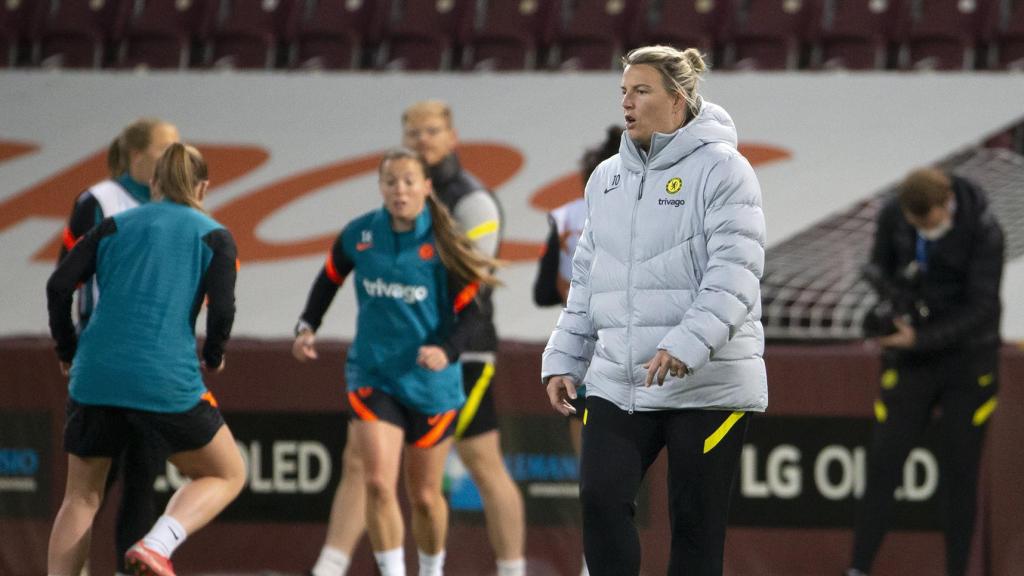 Emma Hayes dirige un entrenamiento del Chelsea