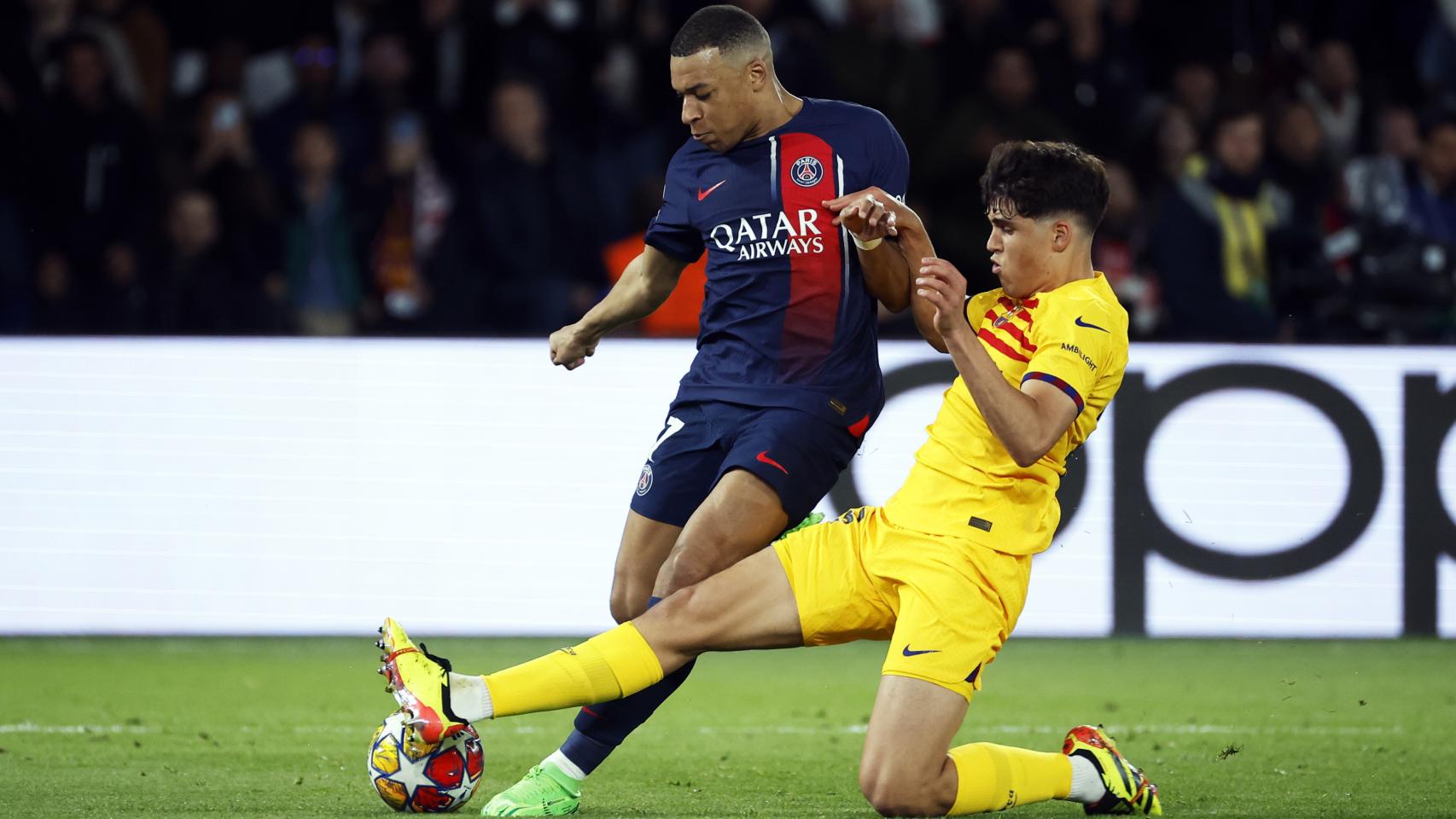 Pau Cubarsí en un duelo contra Kylian Mbappé durante el PSG-Barça