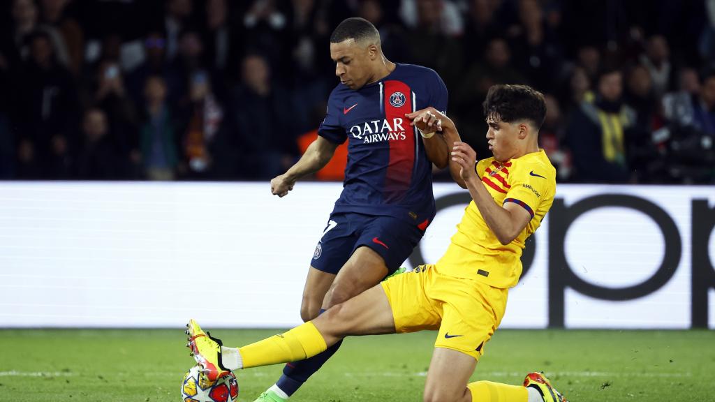 Pau Cubarsí en un duelo contra Kylian Mbappé durante el PSG-Barça